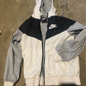 Nike windbreaker jacket zips up